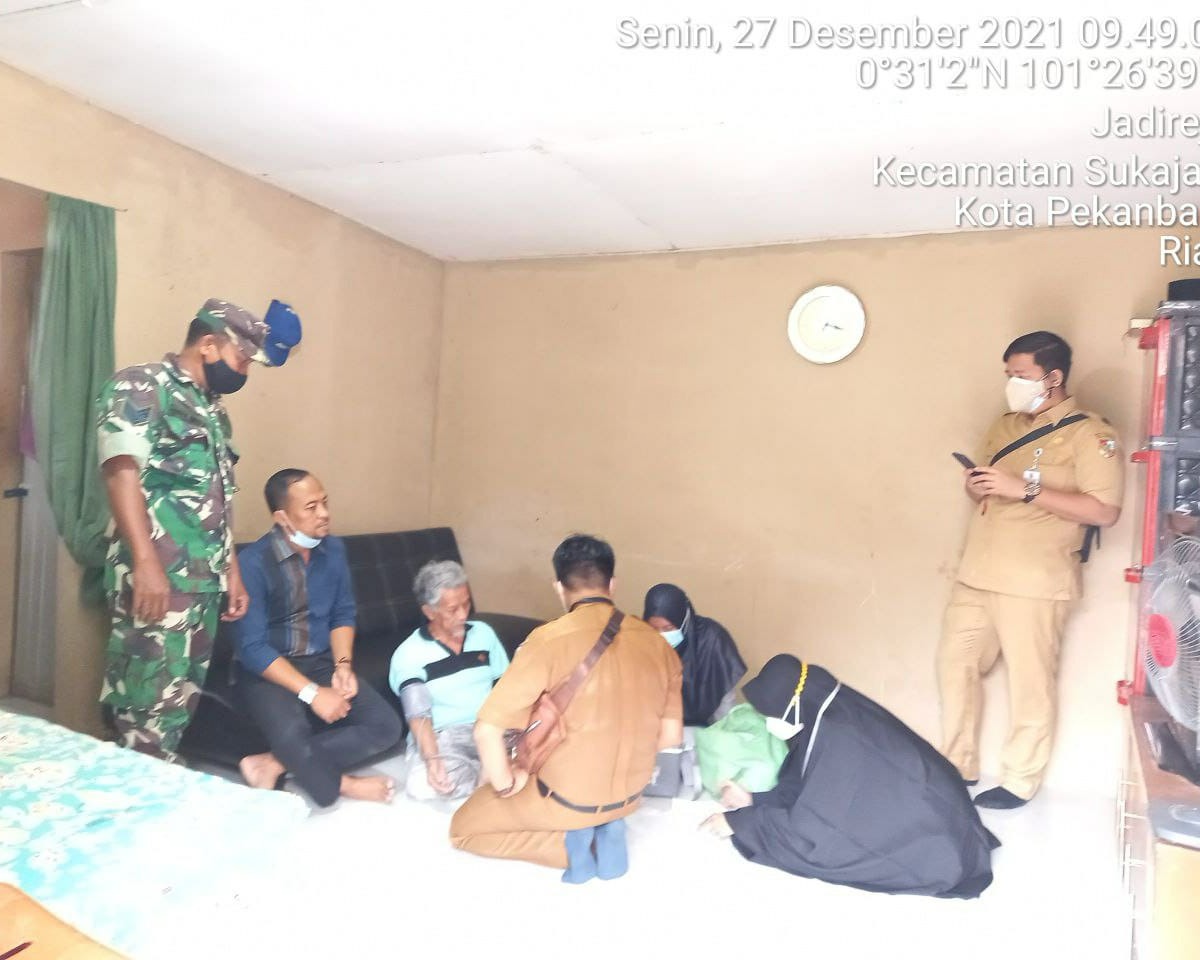 Babinsa Kodim 0301/Pekanbaru Monitor Pelaksanaan Vaksinasi Door to Door
