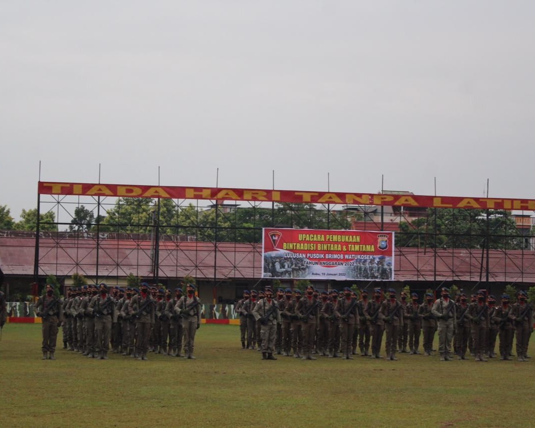 Dansat Brimob Polda Riau Buka Bintradisi Bintara dan Tamtama Remaja Lulusan Watukosek Tahun 2022