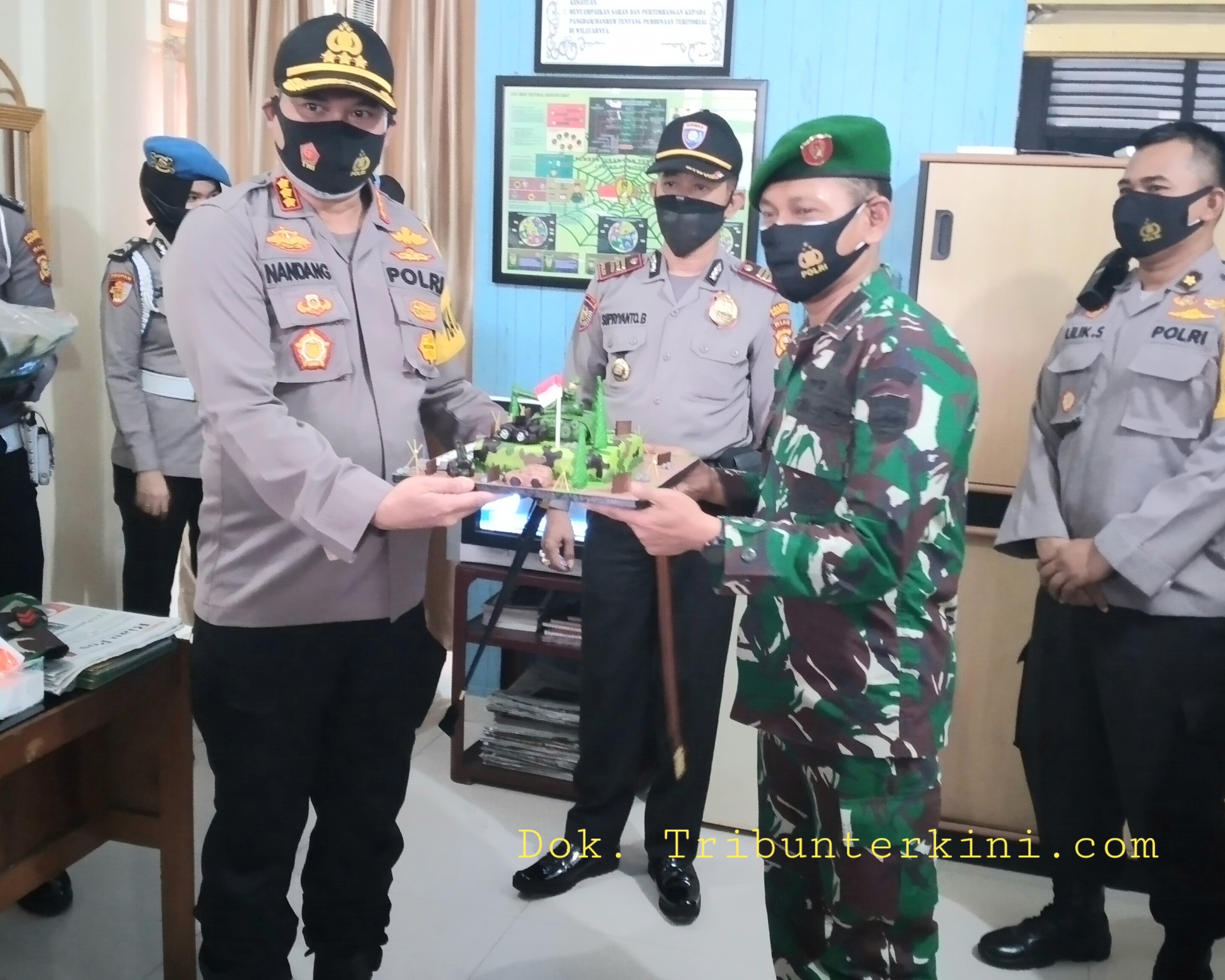 Dandim 0301/PBR Mendapatkan Kejutan Kue HUT TNI Ke-75 Dari Kapolresta Pekanbaru, Sebagi Bentuk Sinergitas Untuk Negeri