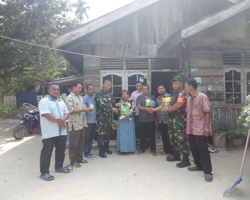 Babinsa Koramil 01/Rumbai Kodim 0301/Pekanbaru, Memberi Bantuan kepada Warga Kurang Mampu