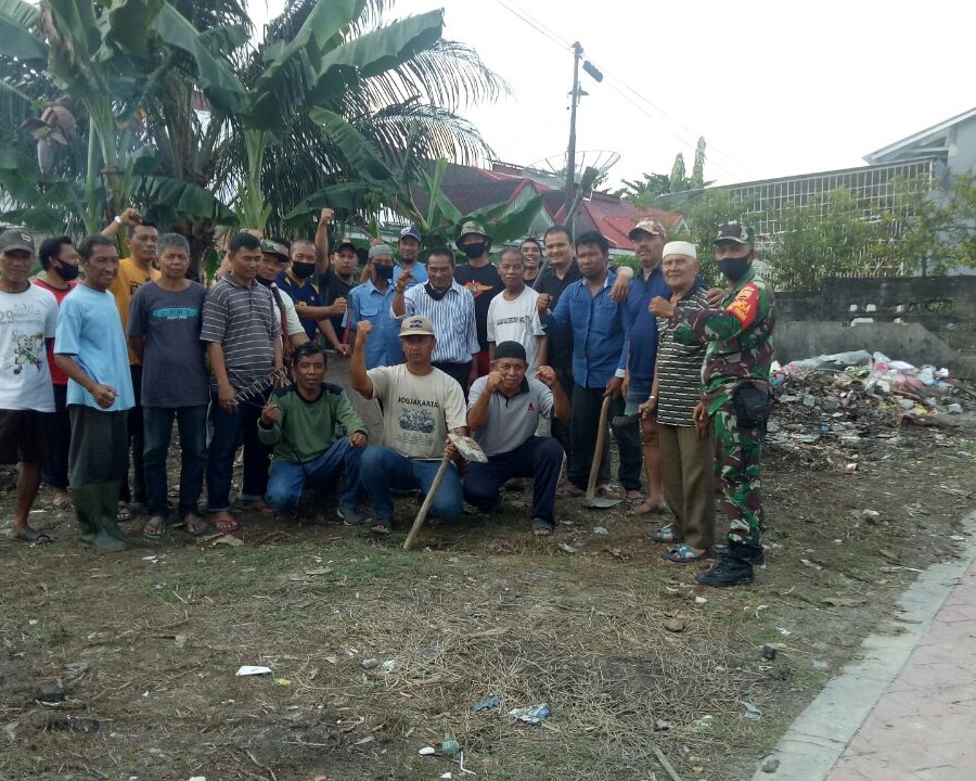 Prajurit Kodim 0301/PBR Laksanakan Gotong Royong Bersama Masyarakat Kelurahan Padang Terubuk