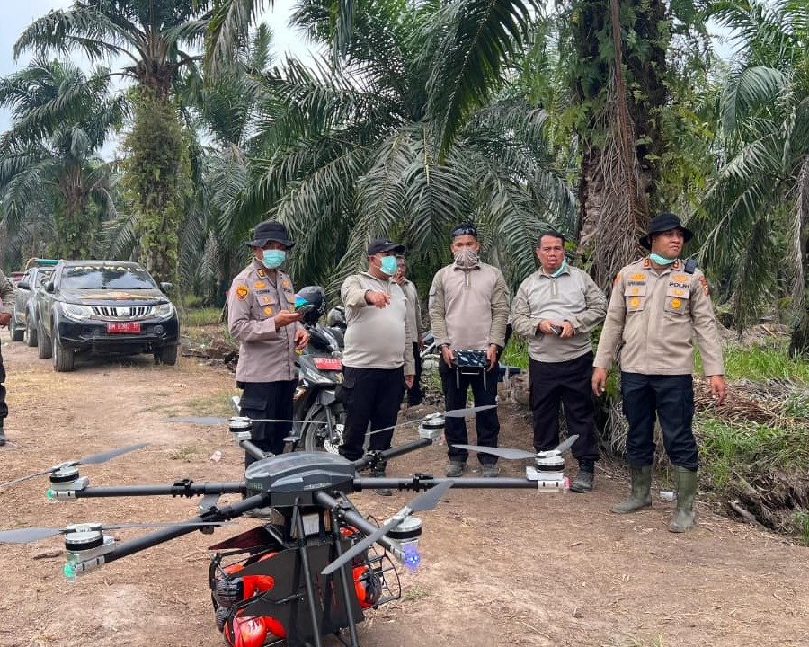 Polda Riau Kerahkan Drone Pemadam Api Tangani Karhutla di Siak
