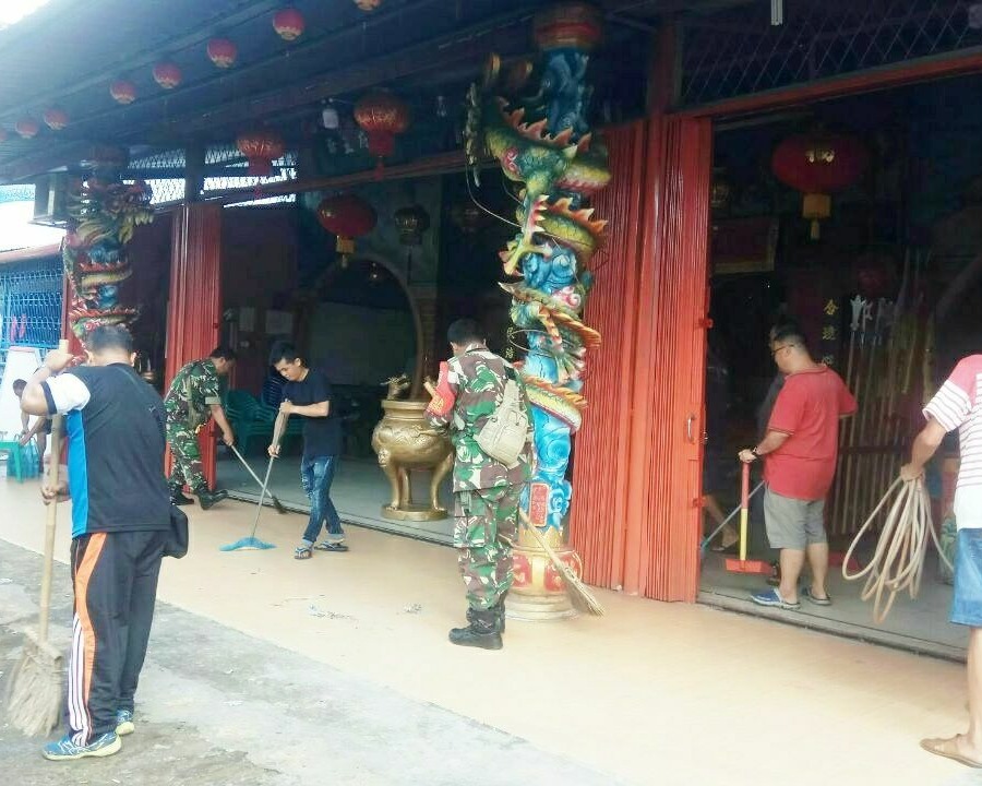 Dalam Rangka Karya Bhakti TNI Tahun 2020, Babinsa Koramil 05/Sail Kodim 0301/Pekanbaru Laksanakan Goro di Vihara Budi Darma