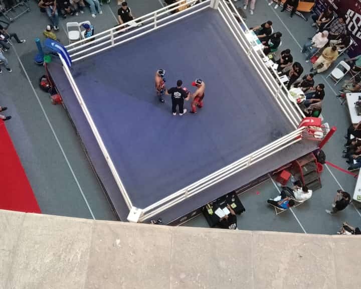 Dansat Brimob Polda Riau Serahkan Sabuk Juara Kepada Demanto di SKA SPORT Show