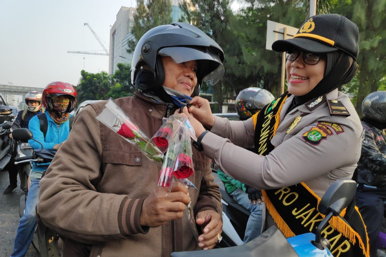 Polwan Polres Jakarta Barat Bagi-bagi Bunga