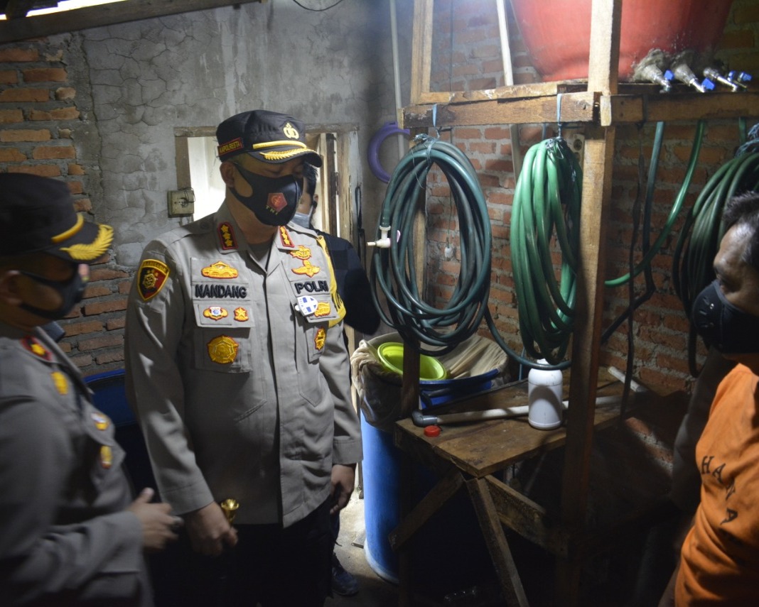 Kapolresta Pekanbaru Didampingi Kapolsek Tampan Gelar Konfrensi Pers Dalam Pengungkapan Home Industri Pembuatan Jamu Palsu Cap Tawon Klancen