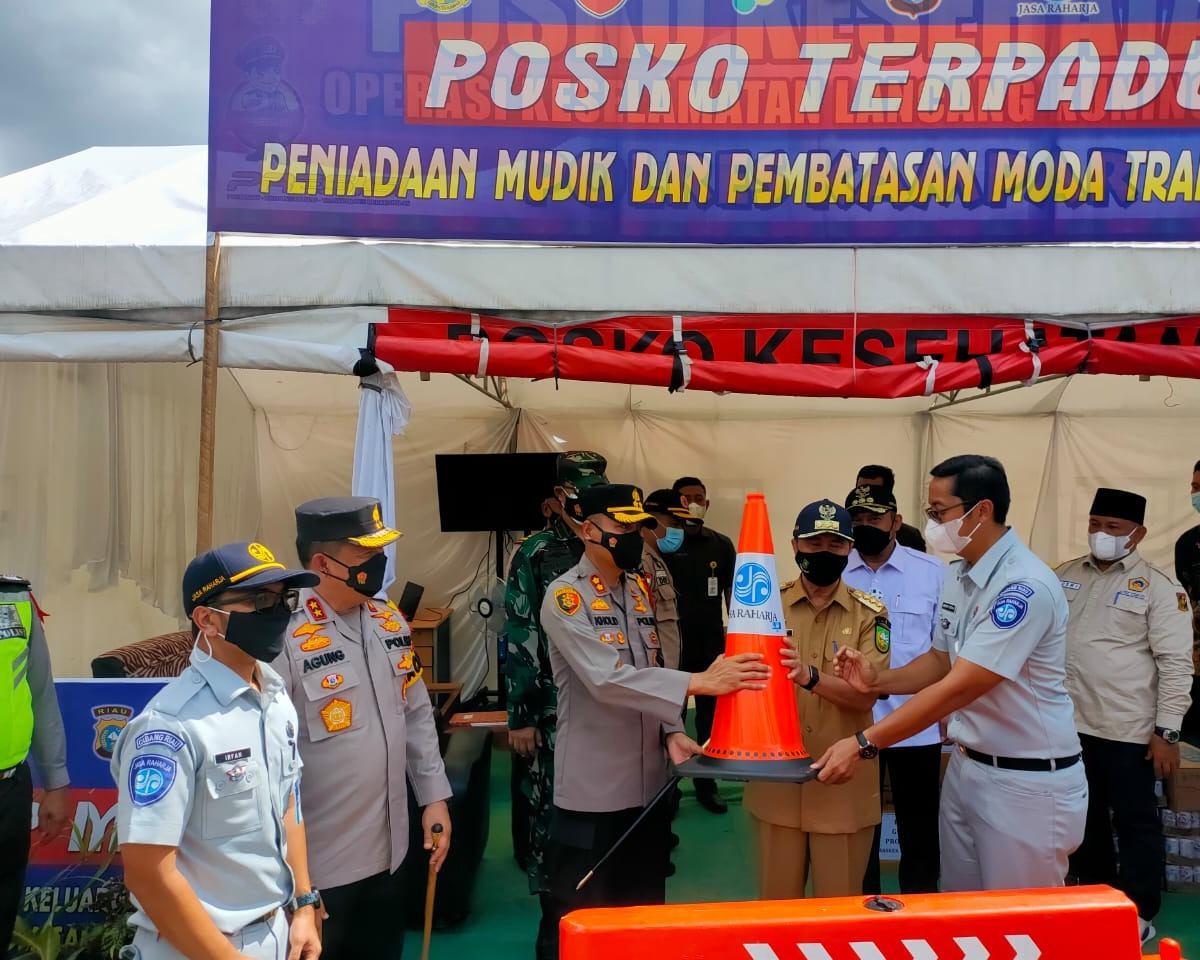Gubernur Riau Didampingi Kapolda Tinjau Pos Pemeriksaan Peniadaan Mudik dan Pembatasan Moda Transportasi di KM 102 Jalan Lintas Riau - Sumbar