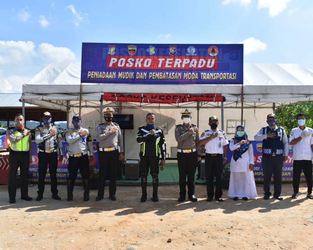 Dirlantas Polda Riau Tinjau Langsung Posko Terpadu Peniadaan Mudik dan Pembatasan Moda Transportasi di Jalan Lintas Riau - Sumbar