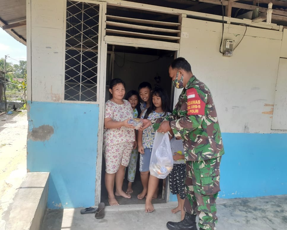 Babinsa Kodim 0301/PBR Bagikan Nasi Bungkus Dari Dapur Umum Kepada Masyarakat Yang Terdampak Covid-19 di Kelurahan Lembah Sari