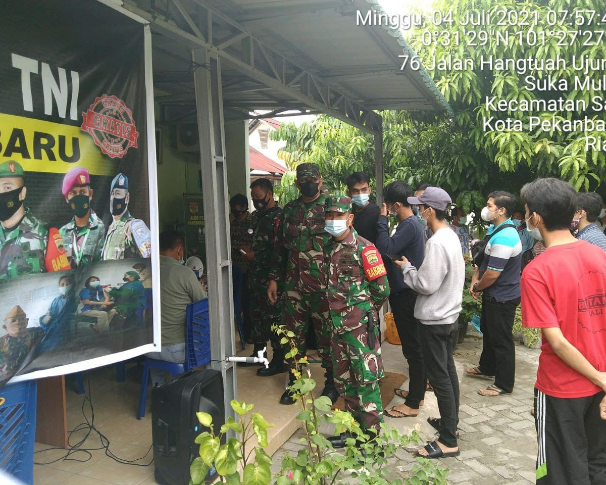 Babinsa Kodim 0301/PBR Memonitor Pelaksanaan Serbuan Vaksinasi di Polirem