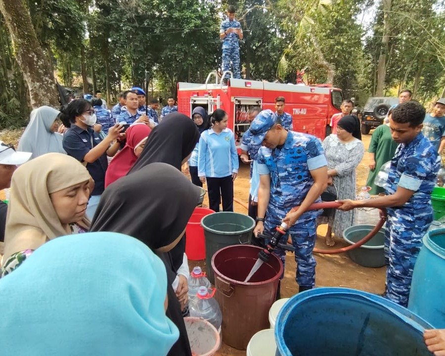 Musim Kemarau, Lanud Saleh Basarah Jajaran Kodau I, Peduli Warga Salurkan Air Bersih 