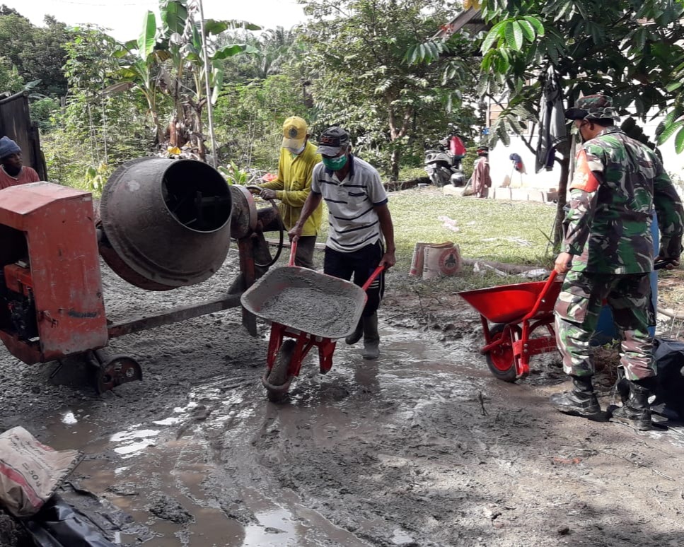 Warga Gang Babinsa Tebing Tinggi Okura Bersama Personil Kodim 0301/PBR Terus Gesa Penyelesaian Pekerjaan Semenisasi