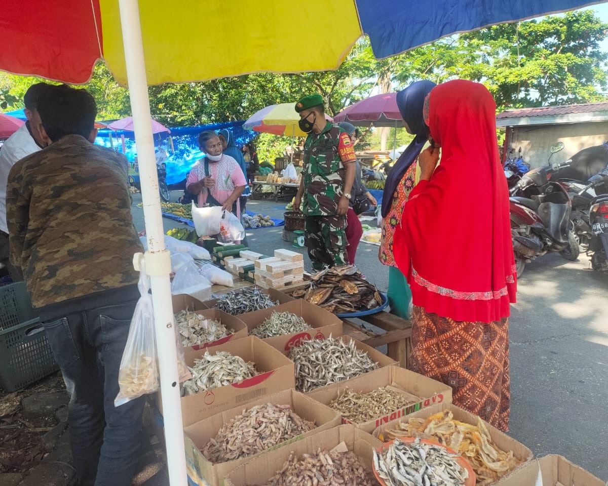 Babinsa Kodim 0301/PBR Berikan Himbauan Tentang Prokes Kepada Pengunjung Dan Pedagang Pasar Rumbai