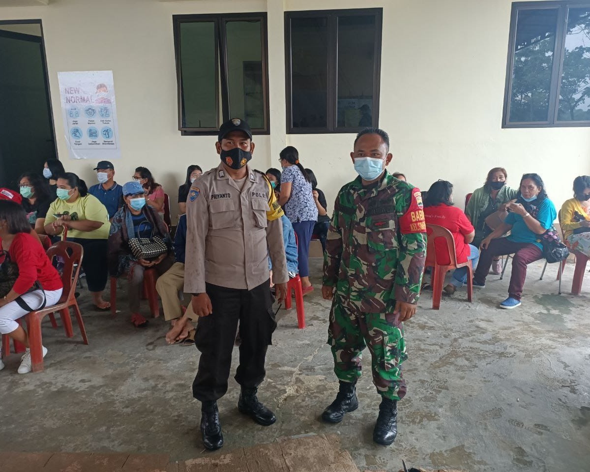 Sinergitas TNI-Polri, Babinsa Kodim 0301/PBR Monitoring Pelaksanaan Kegiatan Vaksinasi di Gereja GBKP