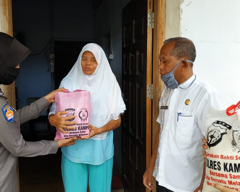 100 Paket Bantuan Kemanusiaan Ramah Perempuan dan Anak Dari Bhayangkari Polres Kampar Dibagikan