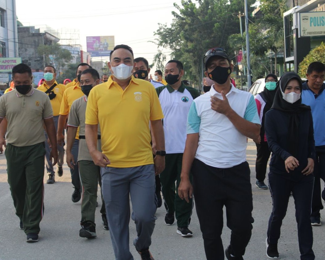 Dandim 0301/PBR Laksanakan Kegiatan Olahraga Bersama TNI - Polri di Halaman Mapolresta Pekanbaru