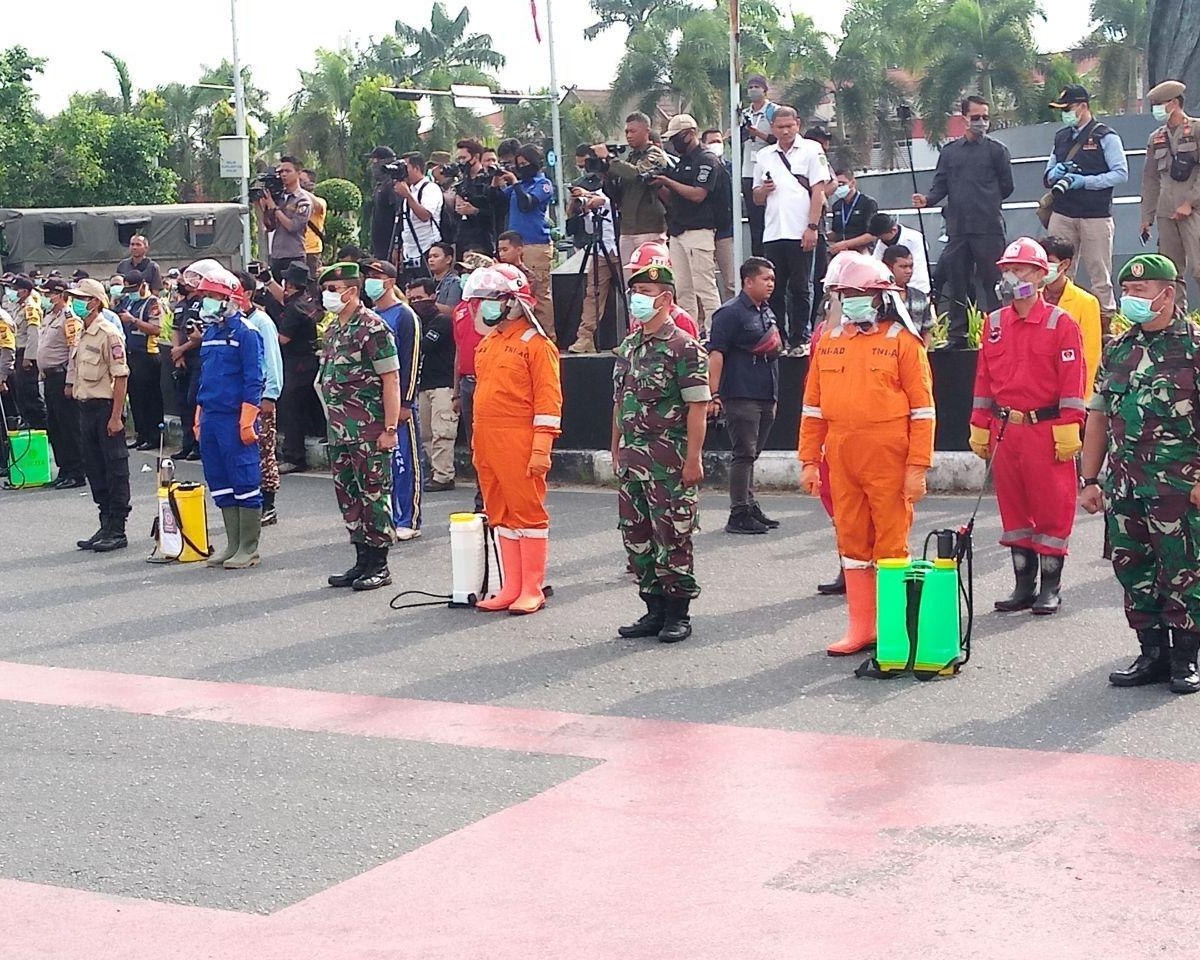 Dandim 0301/Pekanbaru Ikut Serta Kegiatan Penyemprotan Disinfektan Serentak Dalam Rangka Gerakan Bersama Memutus Penyebaran Wabah Covid-19 di Kota Pekanbaru