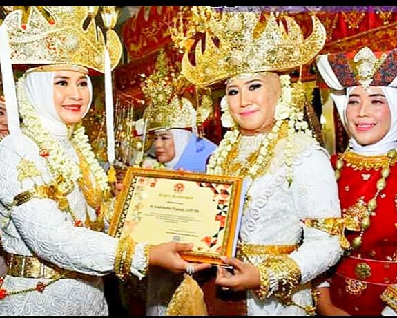 Endah Kartika Prajawati Tampilkan Pakaian Adat Pepadun Sungkai dan Abung, di Pelantikan Pengurus Dekranasda Lampung