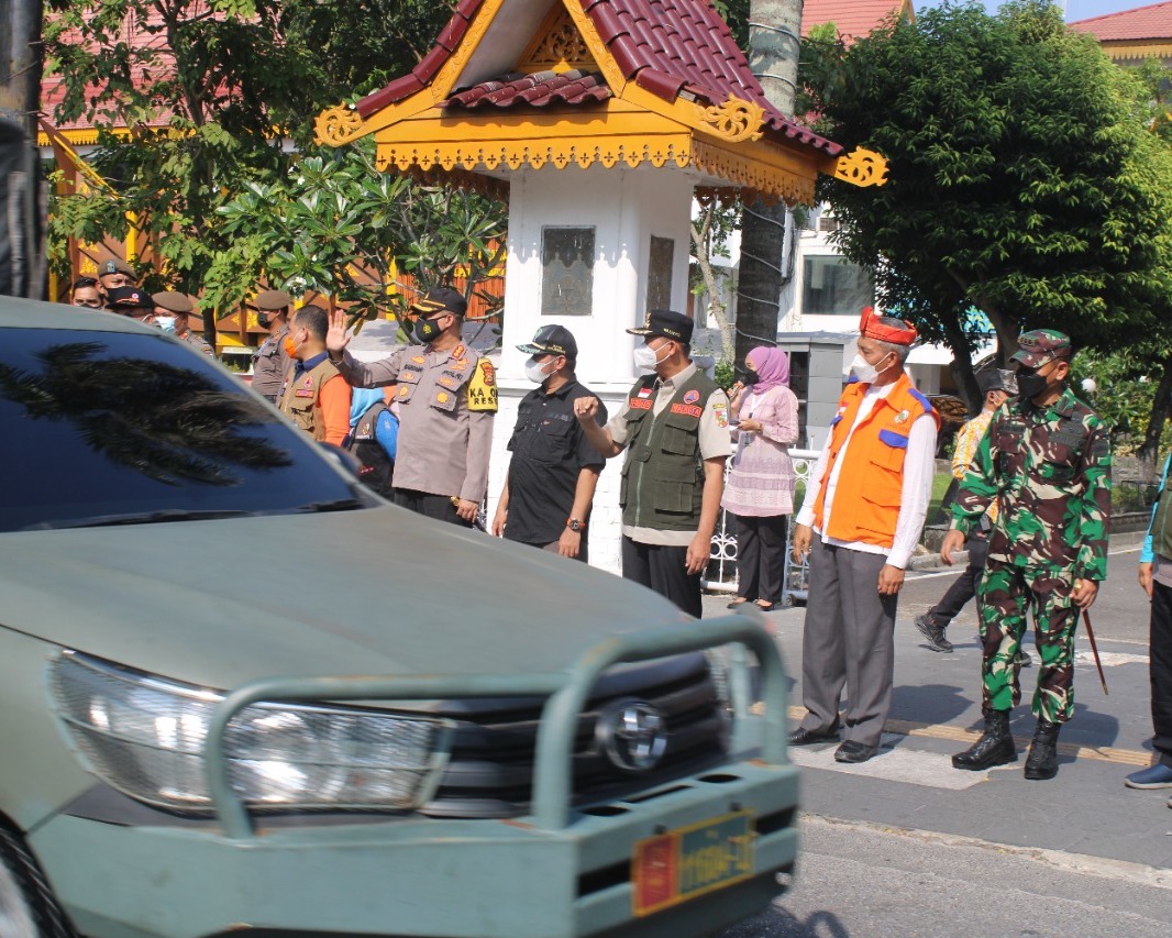Dandim 0301/PBR Dampingi Wali Kota Pekanbaru Bersama Forkompinda Kota Lepas Tim Satgas Covid-19 Untuk Lakukan Penyemprotan Disinfektan