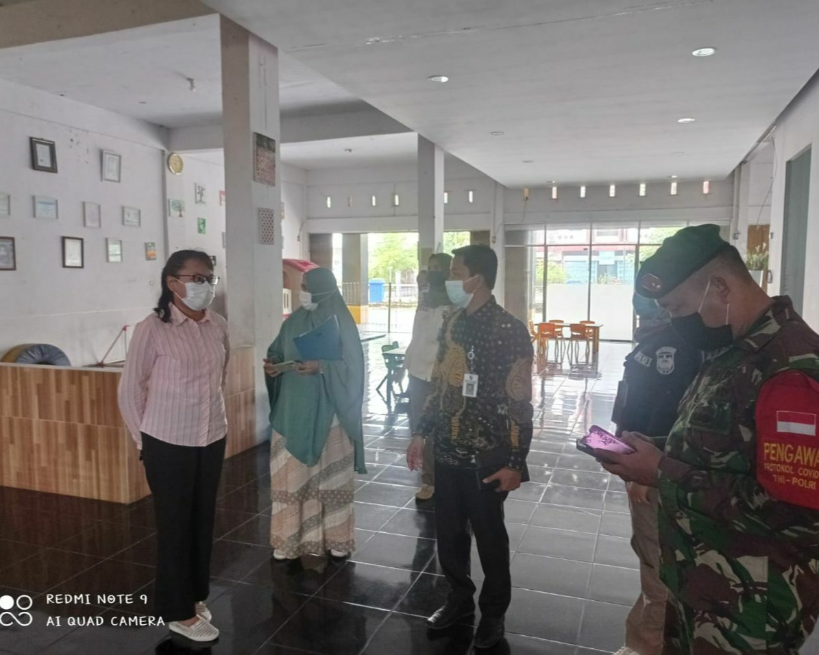 Babinsa Kodim 0301/PBR Terus Himbau Pelaku Usaha dan Proses Belajar Agar Tetap Mematuhi SE Wali Kota Tentang PPKM Level IV