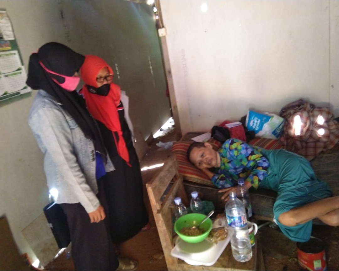 Medsos LKTP Kendal Silahturahmi Ke Rumah Ibu Suwati Penderita Kanker Payudara Di Desa Donosari