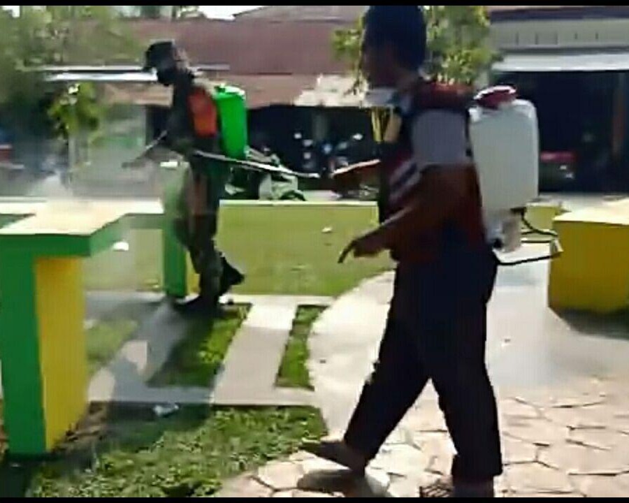 Cegah Penyebaran Covid-19, Babinsa Kodim 0301/PBR Bersama Bhabinkamtibmas Laksanakan Penyemprotan Disinfektan