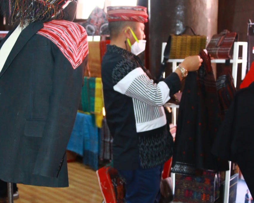 Bupati Taput Secara Resmi Menutup Acara Launching Koperasi Produsen Mega Gotong Royong Jaya dan Pameran UMKM Anak Muda Millenial