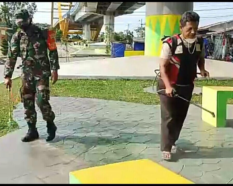 Cegah Penyebaran Covid-19, Babinsa Kodim 0301/PBR Bersama Bhabinkamtibmas Laksanakan Penyemprotan Disinfektan