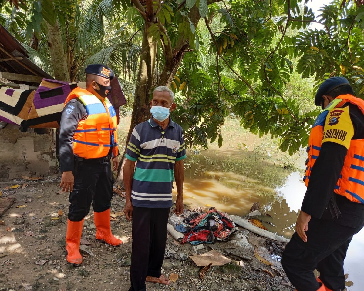 Banjir Melanda Kota Pekanbaru, Brimob Polda Riau Langsung Respon Tanggani Banjir