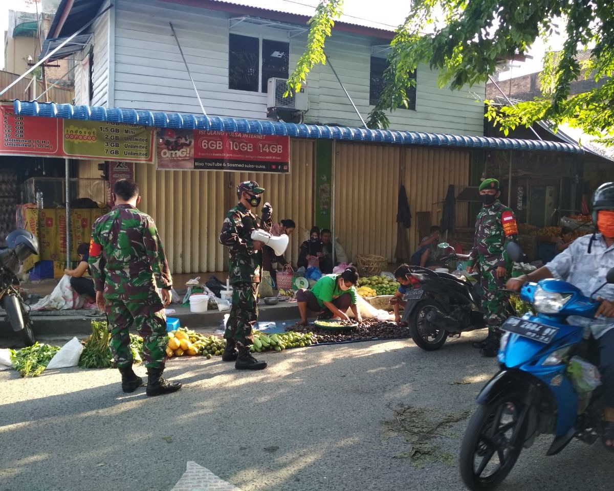 Babinsa Kodim 0301/PBR Laksanakan Patroli Rutin Penegakan Disiplin Protokol Kesehatan di Pasar Tradisional Jalan Agus Salim