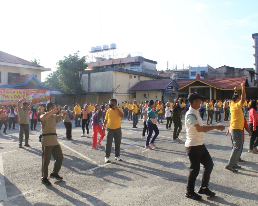 Dandim 0301/PBR Laksanakan Kegiatan Olahraga Bersama TNI - Polri di Halaman Mapolresta Pekanbaru