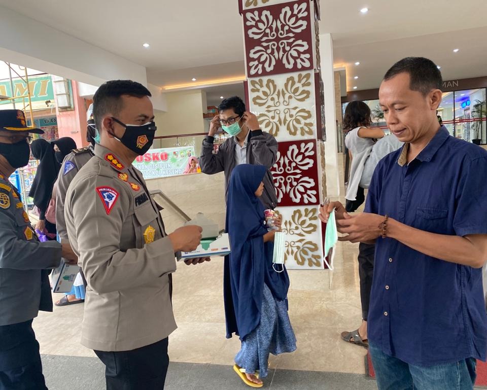 Ditlantas Polda Riau Bersama Dinas Perhubungan Riau Laksanakan Bagi - Bagi Masker Gratis Kepada Masyarakat dan Pedagang di Plaza Sukaramai