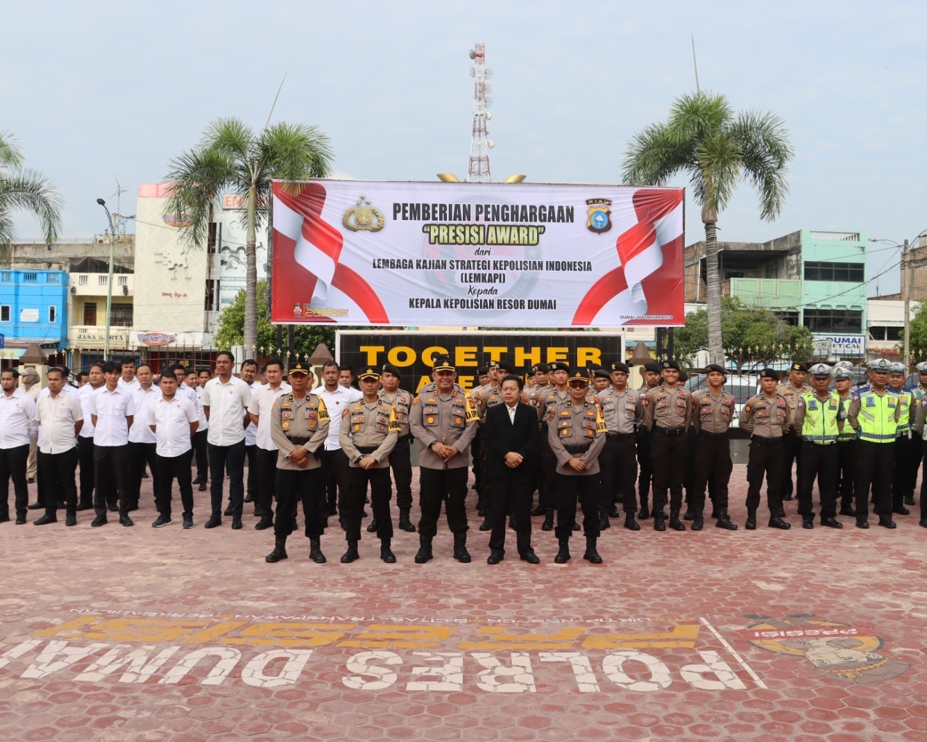 Lemkapi Berikan Penghargaan Presisi Award Kepada Kapolres Dumai