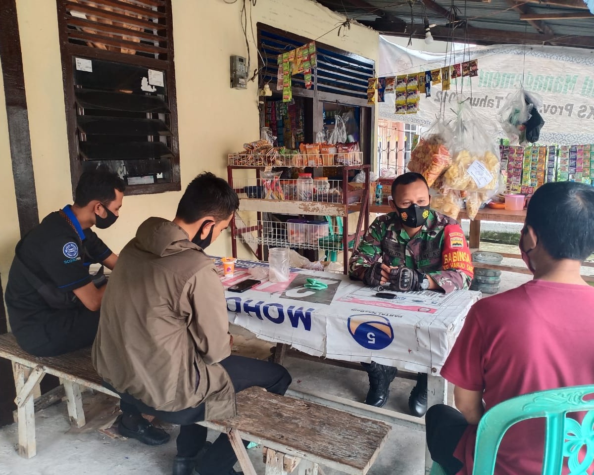 Babinsa Kodim 0301/Pekanbaru Laksanakan Komsos Penanganan Pengelolaan Sampah Bersama Ketua RW Kelurahan Harjosari