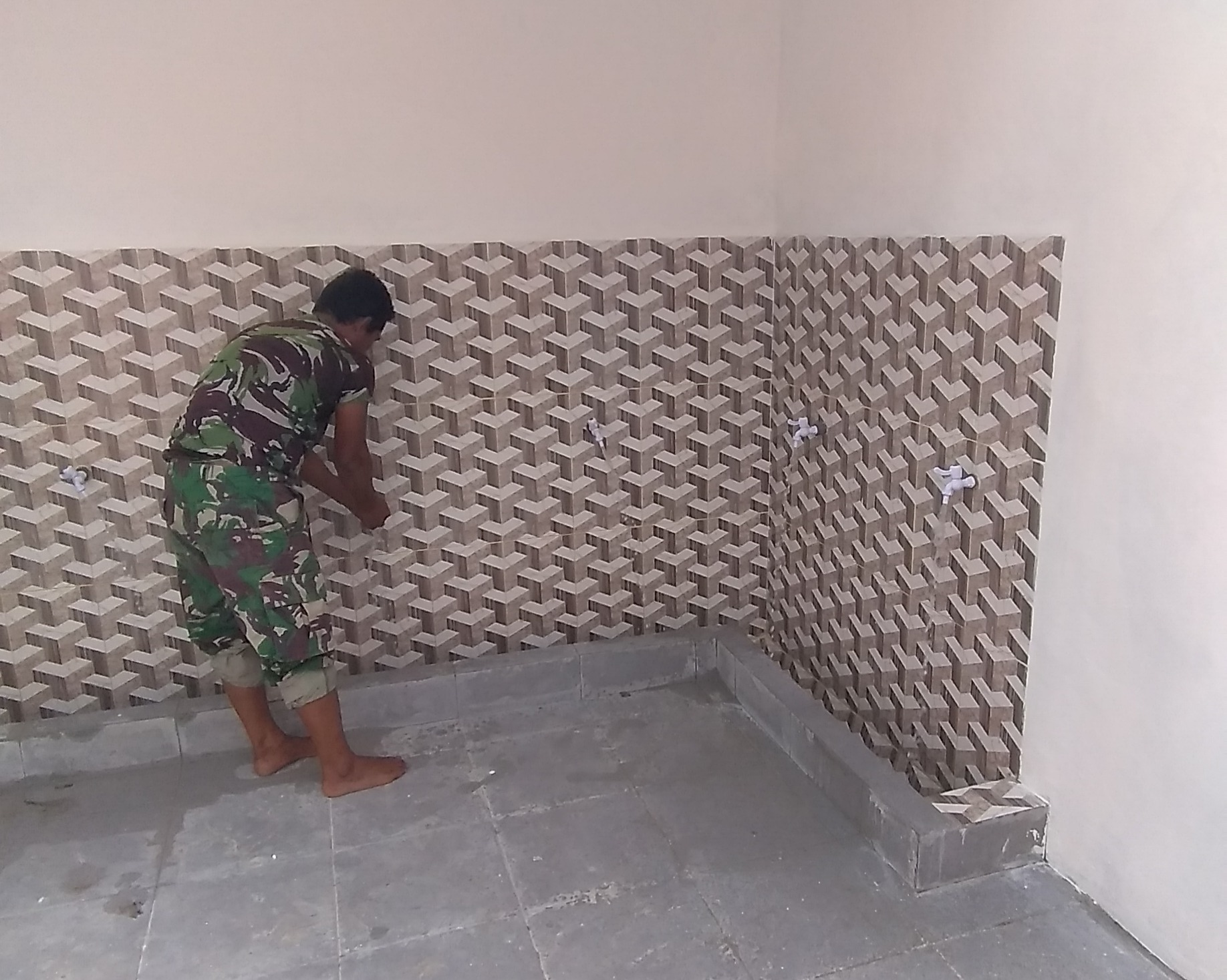 Personil Satgas TMMD Ke-108 Kodim 0301/PBR Selesaikan Pekerjaan Pemasangan Tangki Air dan Saluran Air di Mushola Al-Hasanah Kelurahan Lembah Sari