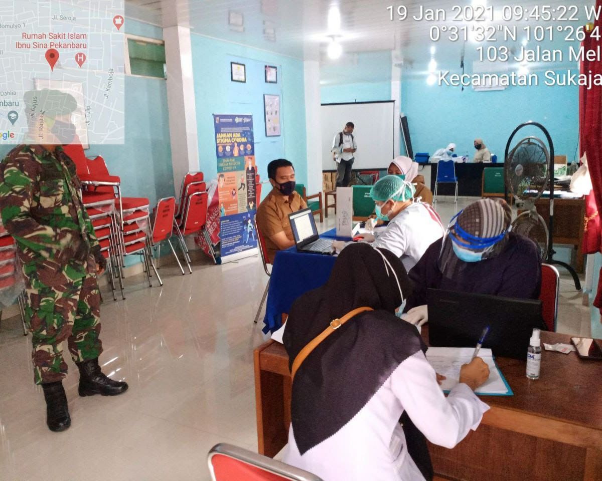 Personil Babinsa Kodim 0301/PBR Meninjau Pelaksanaan Penyuntikan Vaksinasi Cinovac Covid-19 di Puskesmas Melur