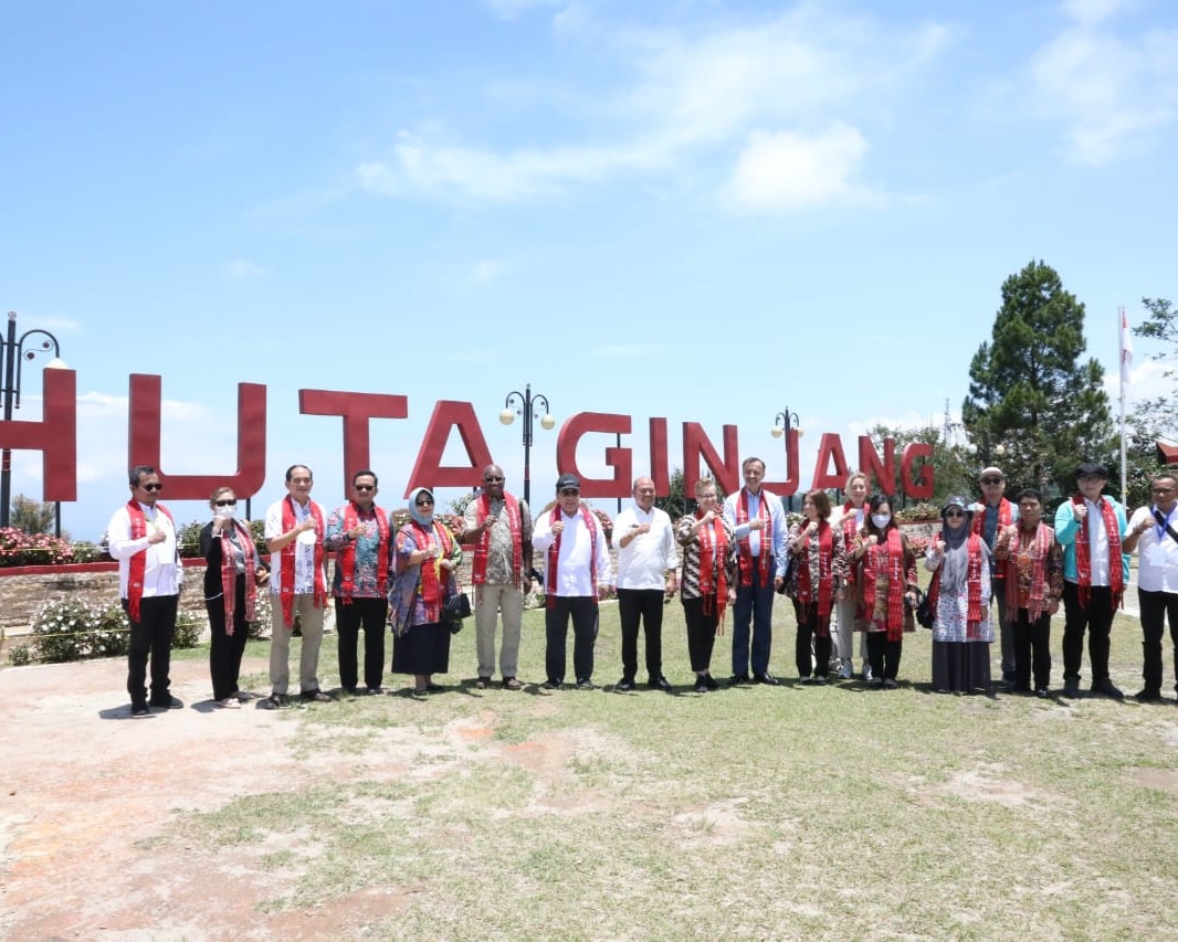 Bupati Taput Sambut Hangat Kunjungan Rombongan Ambassador Goes To Kampung KB Lake Toba di Hutaginjang
