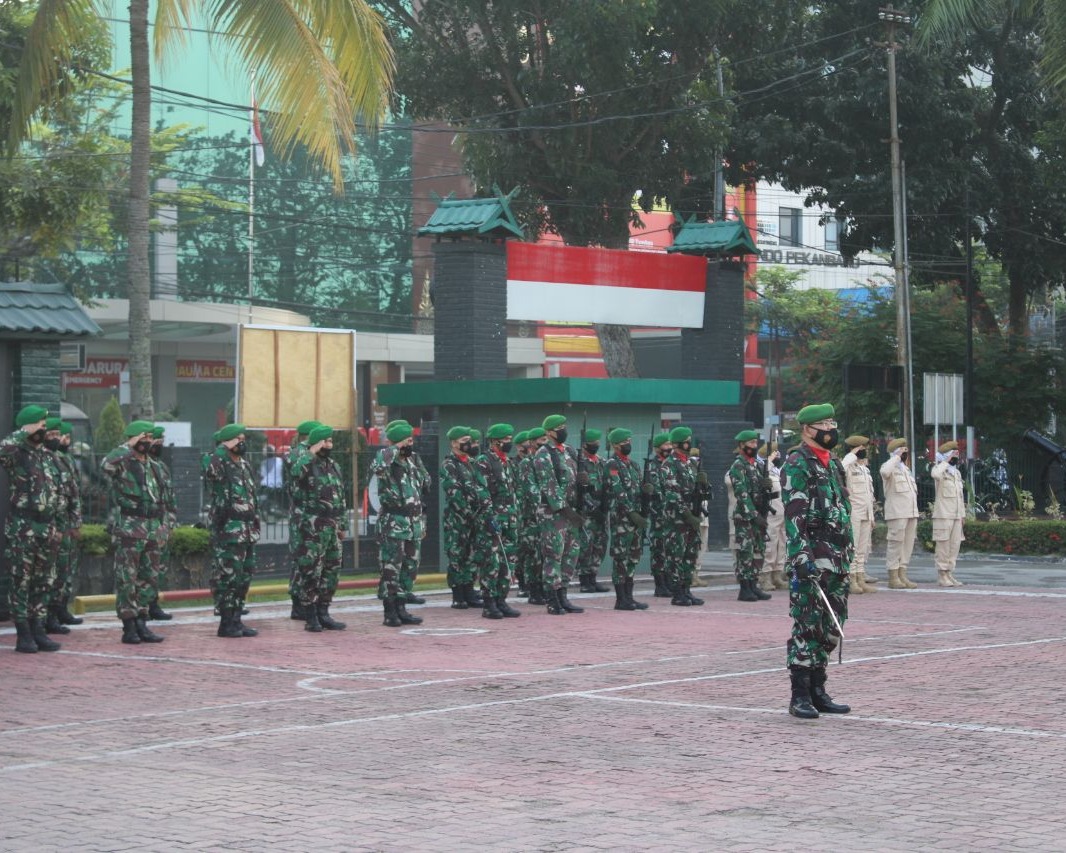 Dandim 0301/PBR Menjadi Irup Upacara Bendera Mingguan