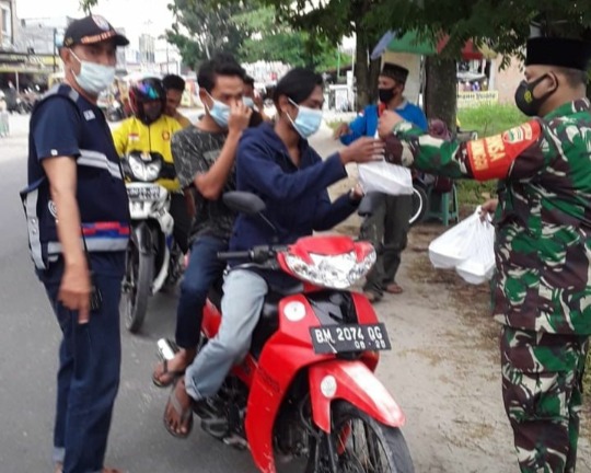 Dalam Bulan Suci Ramadhan 1442 H, Babinsa Kodim 0301/PBR Bersama Lurah Sialang Munggu dan LPM Berbagi Takjil, Sembako, Nasi Kotak di Masjid Nurul Jannah