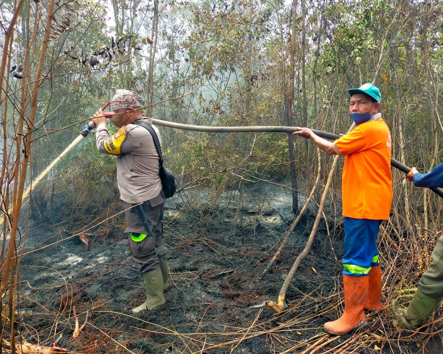 Polres Dumai Gencarkan Pemadaman dan Pendinginan Karhutla, Kapolres Tegaskan Larangan Pembukaan Lahan Dengan Cara Membakar