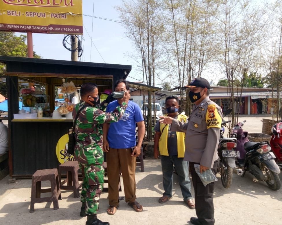 Babinsa Kodim 0301/PBR Dan Tokoh Masyarakat Lurah Kulim Laksanakan Pembagian Masker dan Sosialisasi Prokes di Depan Kantor Lurah Kulim