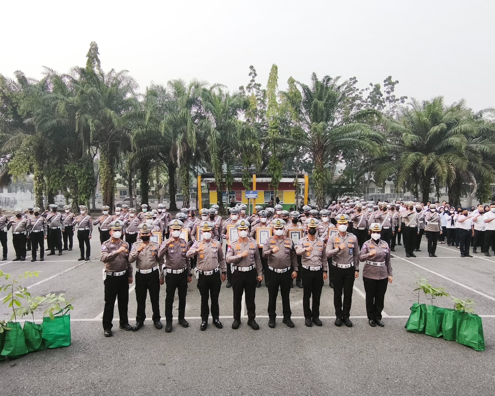 Pagi Ini, Dirlantas Polda Riau Berikan Penghargaan Kepada 13 Personel Ditlantas Polda Riau Yang Berprestasi