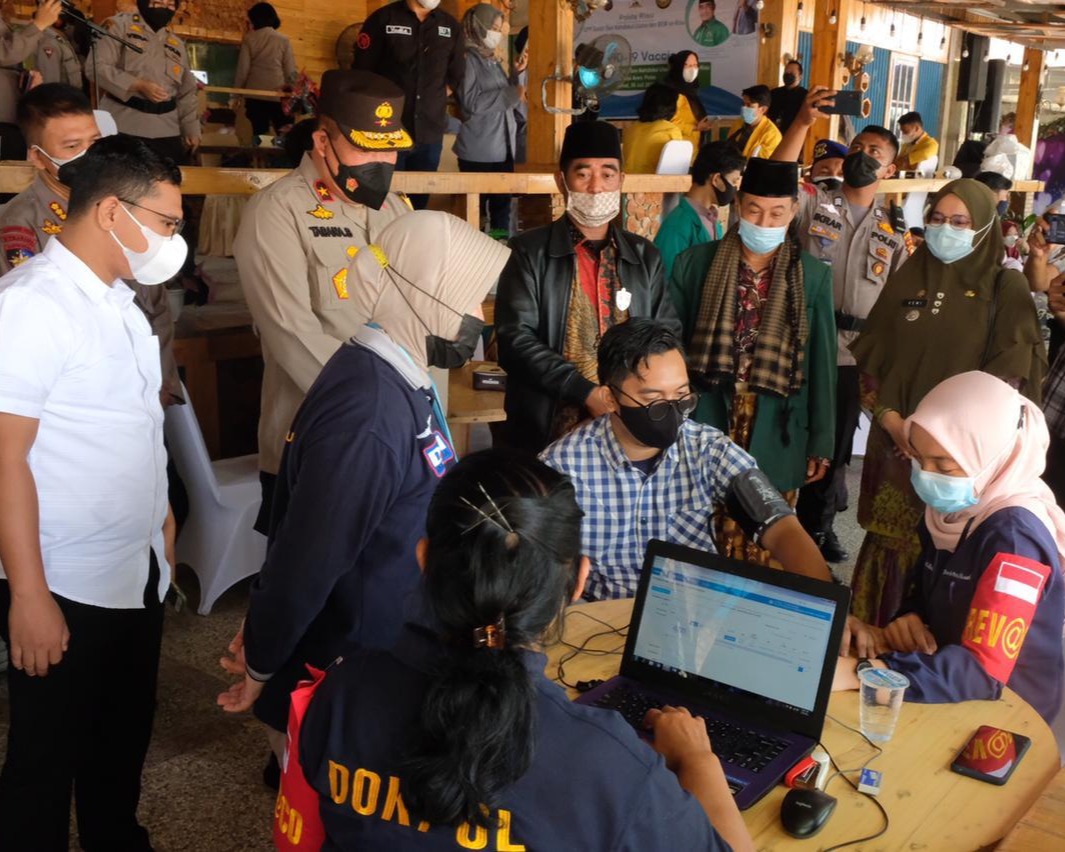 Polri Peduli Negeri, Polda Bersama BEM Se Provinsi Riau Gelar Baksos Di Rumbai