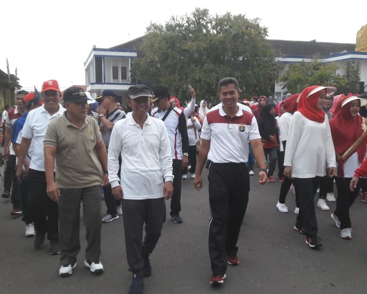 Sambut Hari Ibu, Polres dan Pemda Lampung Utara Gelar Jalan Sehat Keluarga