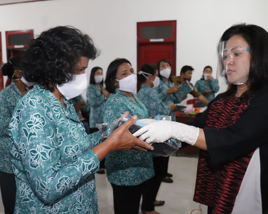 Kunker Pembinaan PKK Desa, Ketua TP PKK Taput Ajak Masyarakat Hidup Positif