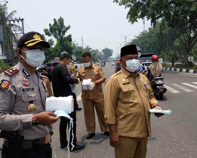 Sekda Kampar Bersama Waka Polres Bagikan Masker Untuk Masyarakat dan Pengguna Jalan