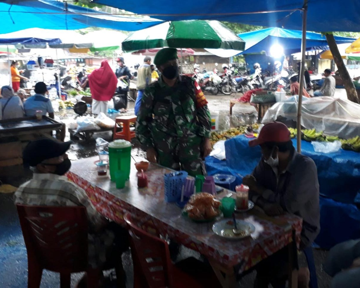 Babinsa Kodim 0301/PBR Lakukan Penegakkan Prokes Kepada Pedagang dan Pengunjung di Pasar Rumbai