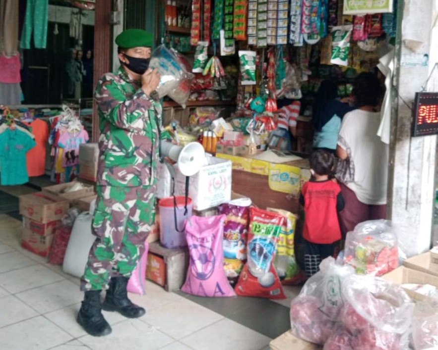 Personil Kodim 0301/PBR Lakukan Penegakan Disiplin Prokes di Pasar Rakyat Rumbai