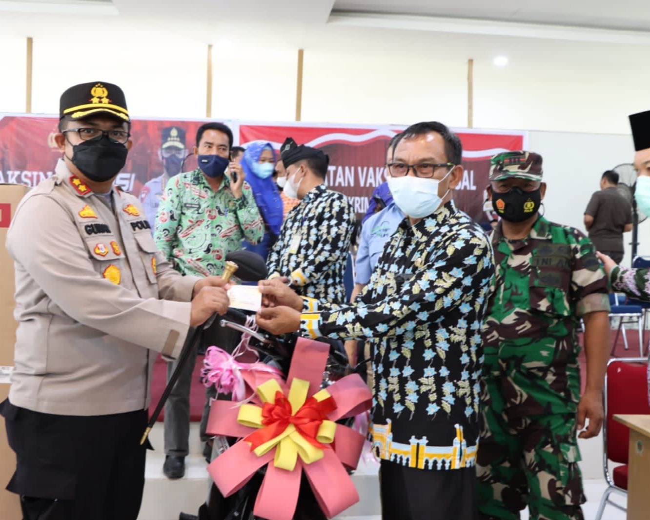 Kapolres Siak Serahkan Satu Unit Sepeda Motor Hadiah Undian Pekan Vaksinasi Gelombang Pertama