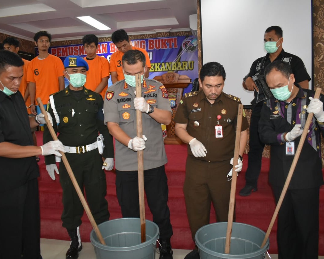 Kapolresta Pekanbaru Pimpin Pemusnahan Barang Bukti Narkotika Jenis Sabu Seberat 3,869,29 Gram